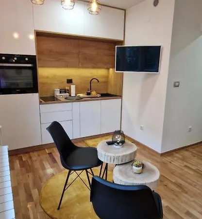 Gold Star Apartment *