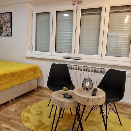 Gold Star Apartment